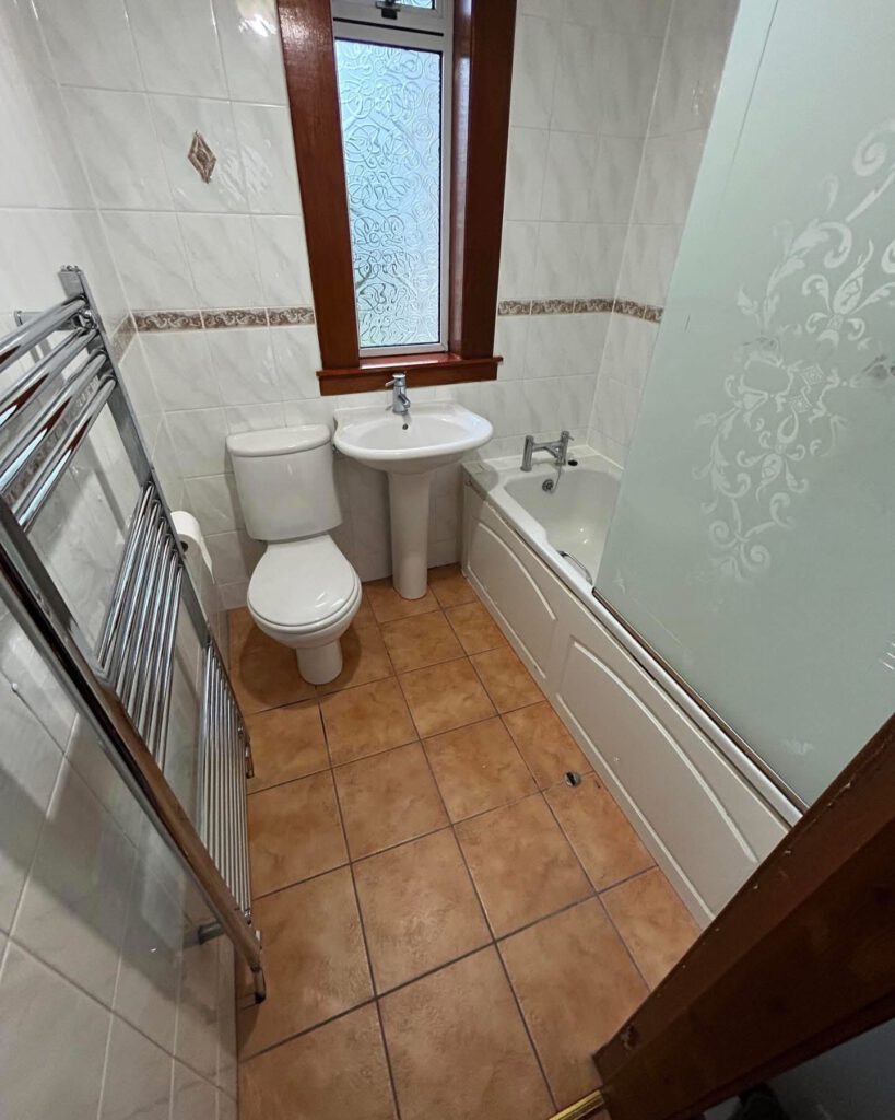 old bathroom before rip out
